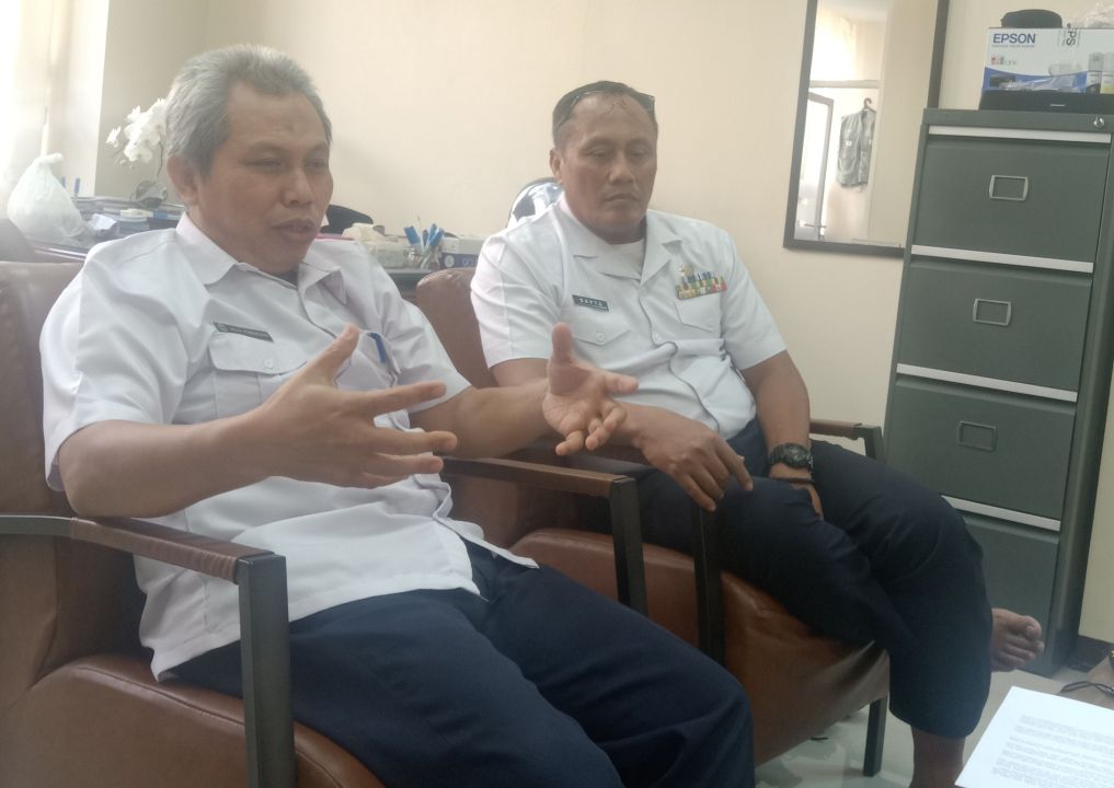 Sekretaris Badan Kesatuan Bangsa dan Politik Provinsi Jawa Barat  (Bakesbangpol) Jabar  Sapta Yulianto Dasuki (kanan),  dan Kabid Ideologi Wawasan Kebangsaan Agus Komarudin..