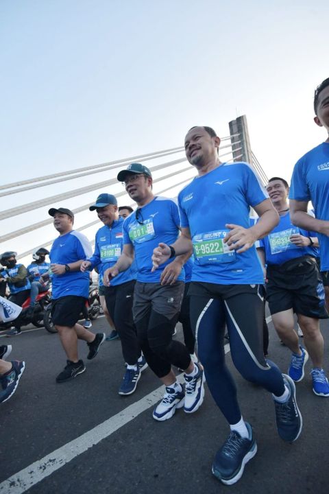 Gubernur Jabar Ridwan Kamil bersama Kepala Disorda Jabar Asep Sukmana saat turut serta jadi peserta Pocari sweat run Indonesia 2022, di Bandung, 24/7.