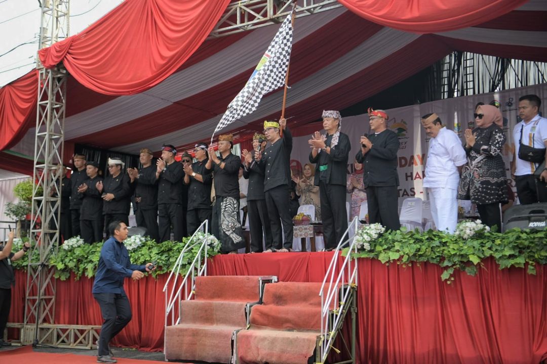 Gubernur Jawa Barat Ridwan Kamil saat melepas kirab budaya dan karnaval pembangunan dalam rangka Hari Jadi ke-533 Kabupaten Majalengka di Jl. KH Abdul Halim, Kamis (8/6/2023).