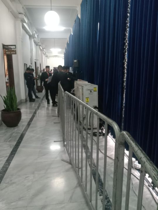 Pembatas pagar besi dipasang di sekeliling Aula Barat Gedung Sate pada saat pelantikan sejumlah Penjabat Bupati dan Walikota oleh Pj Gubernur Jabar Bey T Machmudim, Rabu 20/7/2023.