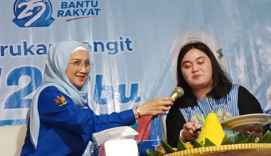 Ketua DPW PAN Jabar Desi Ratnasari dan Anggota DPR RI Farah Puteri Nahlia.