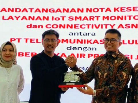 Kepala Dinas SDA Jabar Dicky Ahmad Sidik dan General Manager Telkomsel Yusrizal pada acara penandatanganan Nota Kesepakatan layanan internet of Thing (IoT) Smart Monitoring dan Connectivity ASN, di Command Center Dinas SDA Jabar Kamis 28/3.