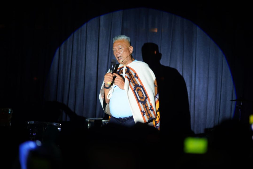 Pj Walikota Bandung Bambang Tirtoyuliono saat membacakan sajak di Festival Asia Afrika di Asia Afrika Corner, Sabtu 6 Juli 2024.