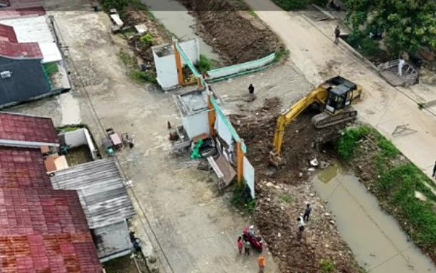Pembongkaran jembatan liar di Kali Baru Bekasi.