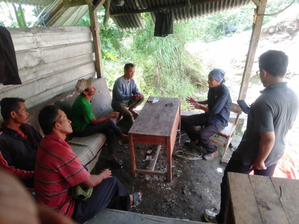 Petugas dari Dinas ESDM Jabar Cabang Wilayah Cirebon saat menghentikan aktivitas penambangan oeh warga di Desa Padabeunghar Kec Pasawahan di Area Kebun Raya Kuningan, Kamis 1 Mei 2025.