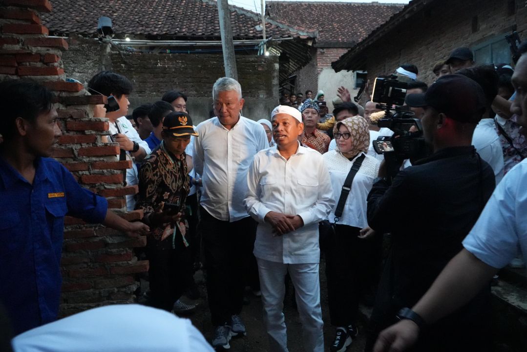 Gubernur Jawa Barat Dedi Mulyadi Didampingi Kepala Dinas ESDM Jawa Barat Bambang Tirtoyuliono dan anggota Komisi IV DPRD Jawa Barat Daddy saat menemui penerima manfaat Bantuan Sambungan Listrik Gratis Untuk Masyarakat Tidak Mampu di Desa Cipinang, Kecamatan Beber, Kabupaten Cirebon, Rabu 7 Mei 2025.