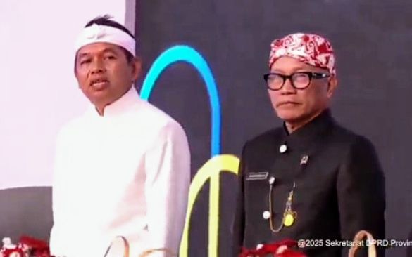 Ketua DPRD Jabar Buky Wibawa bersama Gubernur Jabar Dedi Mulyadi saat Rapat Paripurna Istimewa DPRD Jabar dalam memperingati Hari Jadi Jabar ke-80, di Gedung Merdeka, Selasa 19/8.