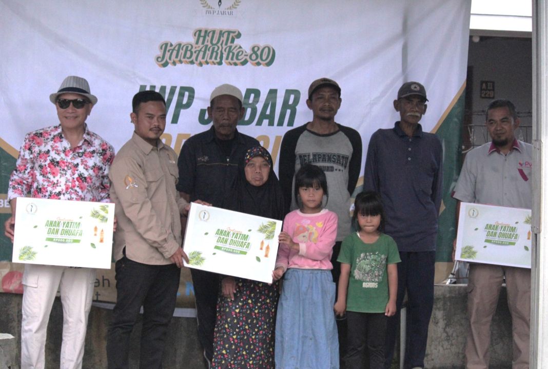 Ketua DPRD Jabar Buky Wibawa dan Ketua IWP Jabar Rian Nugraha saat memberikan santunan kepada sejumlah pekerja informal pra sejahtera, yatim piatu serta PYI Yatim Cabang Sukagalih Bandung.