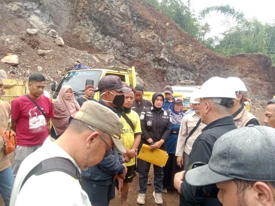 Tim Gabung Pemprov Jabar saat sidak ke lokasi penambangan liar di Desa Jati Kec. Bojongpicung Kab. Cianjur Kamis 17 April 2025, (dok. roemahmedia).