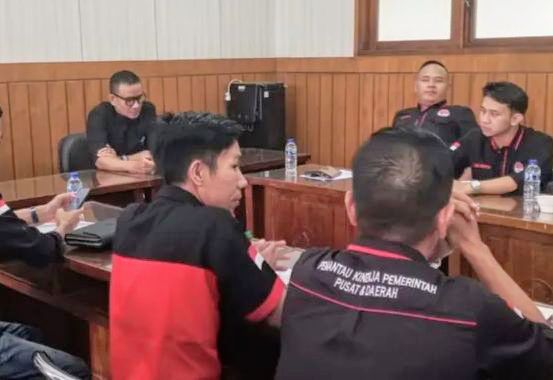 Audiensi LSM Pemuda yang hanya diterima Kasubag TU Dinas BMPR Jabar.