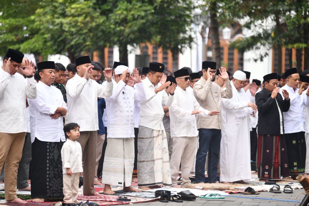Wakil Ketua 1 Badan Amil Zakat Nasional (Baznas) Jawa Barat Ijang Faisal (berjas hitam) saat Sholat Idul Fitri 1447 bersama Gubernur Jabar Dedi Mulyadi di Gedung Sate