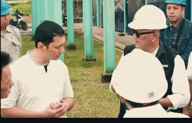 Kepala Dinas ESDM Jabar Bambang Tirtoyuliono beserta jajarannya dari Bidang Air Tanah saat periksa sumur produksi di salahsatu perusahaan di Majalengka, Jumat, 6/3.