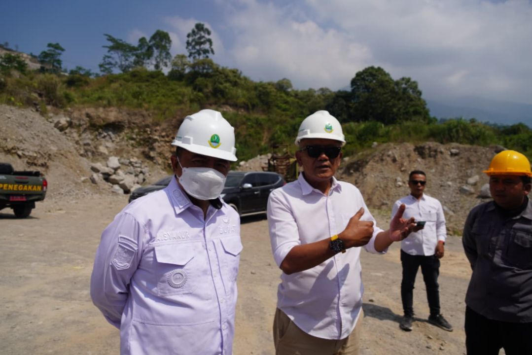 Bupati Garut Abdusy Syakur Amin, bersama Kepala Dinas Kepala Dinas ESDM Jabar Bambang Tirtoyuliono saat melakukan peninjauan ke sejumlah lokasi kegiatan usaha pertambangan di Kecamatan Leles, Kabupaten Garut, awal Juni 2026..