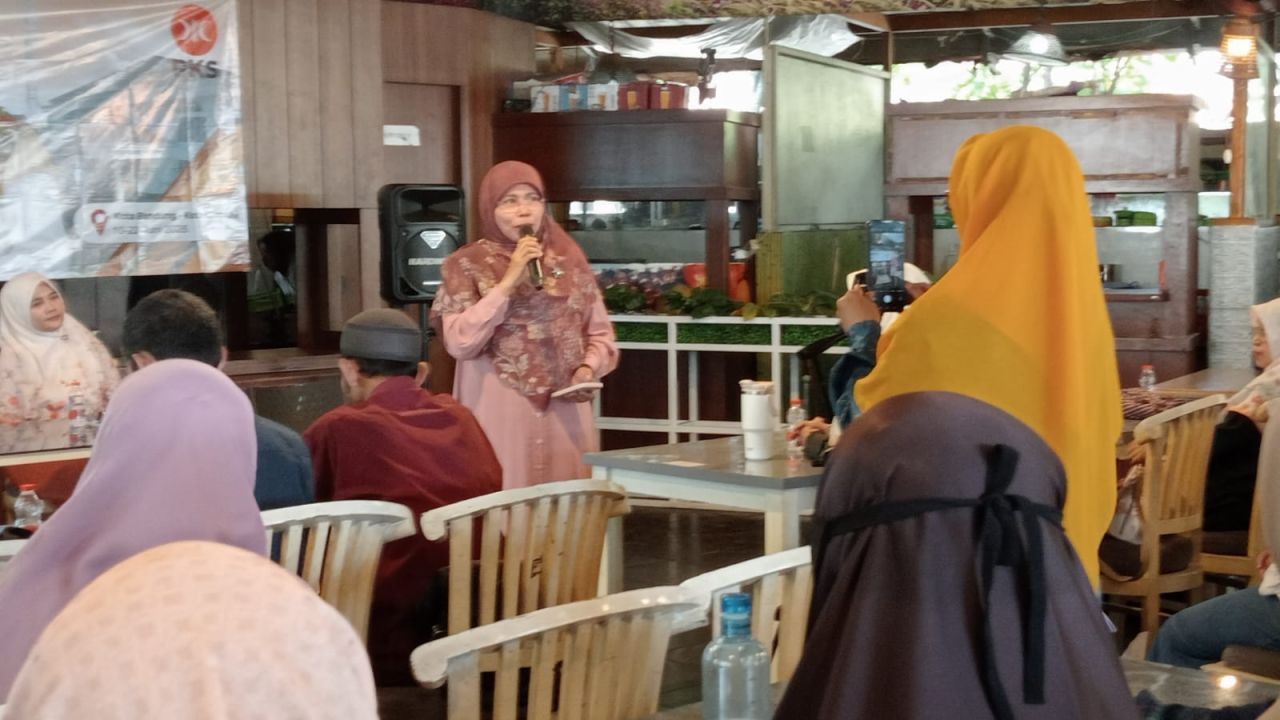 Anggota Fraksi PKS DPRD Jabar  Siti Muntamah, pada acara reses , yang berlangsung (17/6).